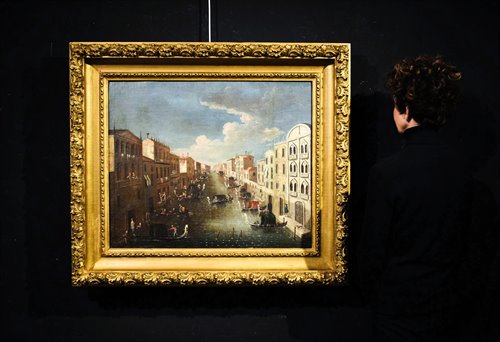 Venezia, sfilata di gondole sul canale